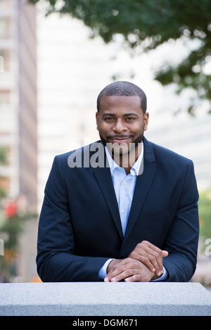 Sommer. Ein Mann in eine blaue Jacke und offenen necked Hemd. Stockfoto