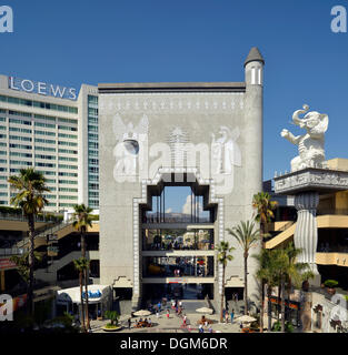 Eingang mit Blick auf den Hollywood-Schriftzug im Rücken, Hollywood & Highland Center Shopping Mall, Hollywood Boulevard, Hollywood Stockfoto