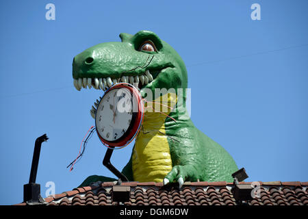 Dinosaurier finden Sie auf dem Dach des Ripley es Believe It or Not! Wenig, Hollywood Boulevard, Hollywood, Los Angeles, Kalifornien Stockfoto