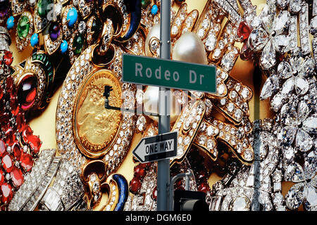 Überwachungskamera, Rodeo Drive Straßenschild vor dem BVLGARI-Store, Rodeo Drive, Luxus, Einkaufsstraße, Beverly Hills Stockfoto