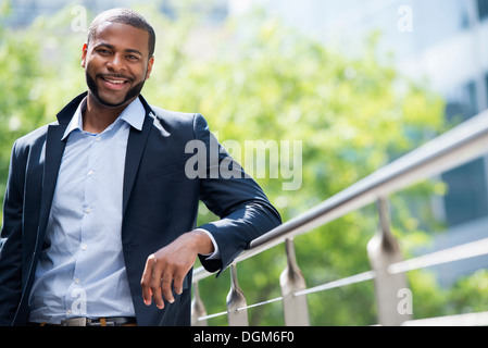 Sommer. Ein Mann in eine blaue Jacke und offenen necked Hemd. Stockfoto