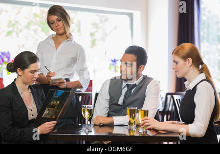 Drei Geschäftsleute ein Abendessen im Restaurant bestellen Stockfoto