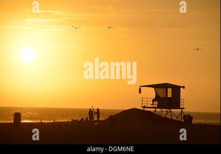 Baywatch-Station, Sonnenuntergang, Strand von Huntington Beach, Kalifornien, Vereinigte Staaten von Amerika, USA Stockfoto