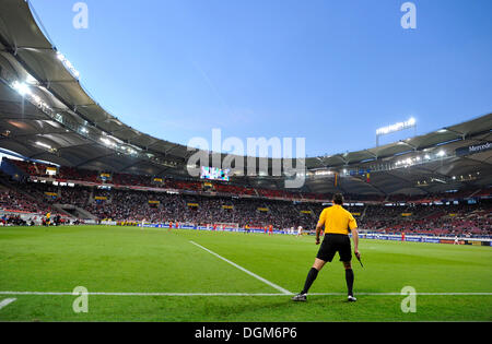 Torlinie Schiedsrichter bei internationalen spielen, Mercedes-Benz Arena, Stuttgart, Baden-Württemberg Stockfoto