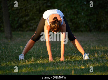 Junge Frau Aufwärmen, stretching-Übungen, Stuttgart, Baden-Württemberg, PublicGround Stockfoto