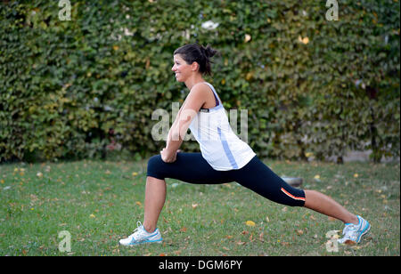 Junge Frau Aufwärmen, stretching-Übungen, Stuttgart, Baden-Württemberg, PublicGround Stockfoto