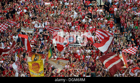 Fußballfans jubeln, FC Bayern München, Allianz Arena, München, Bayern Stockfoto