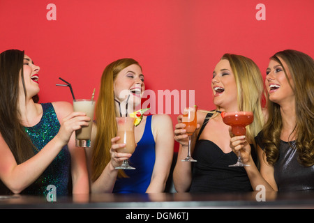 Cocktails mit Freunden lachen Stockfoto