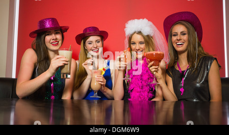 Glückliche Freunde nachts eine Henne Cocktails trinken Stockfoto