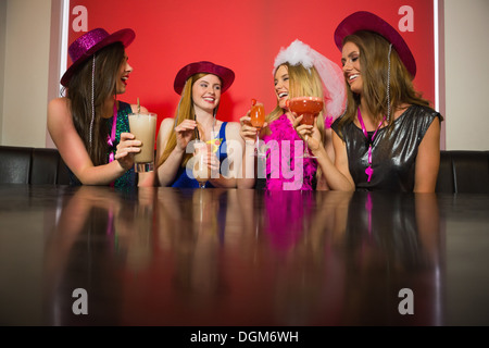 Attraktive Freunde bei einem Junggesellinnenabschied Cocktails trinken Stockfoto