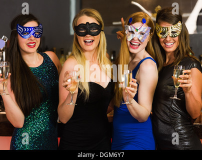 Lachen Freunde tragen Masken halten Sektgläser Stockfoto