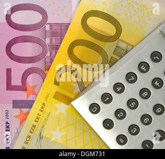 Euro-Banknoten und einen Taschenrechner Stockfoto