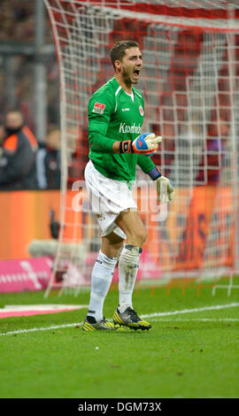 Torhüter Kevin Trapp, Eintracht Frankfurt, unterstützt von seinem Team, Allianz Arena, München, Bayern Stockfoto