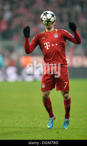 Franck Ribery, FC Bayern Muenchen, mit dem Ball vor den Kopf, Allianz Arena, München, Upper Bavaria, Bavaria, Germany Stockfoto