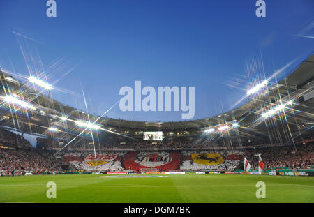Fan-Aktion während der DFB Halbfinale, blaue Stunde, Mercedes-Benz Arena, Stuttgart, Baden-Württemberg, Deutschland Stockfoto