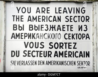 Replik des Zeichens am Checkpoint Charlie, "Sie verlassen den amerikanischen Sektor", Berlin, Berlin, Deutschland Stockfoto