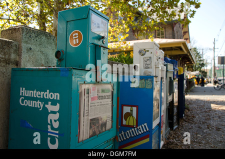 Zeitungsautomaten oder Zeitungsständer an der Straßenecke Stadt in den Vereinigten Staaten. Stockfoto