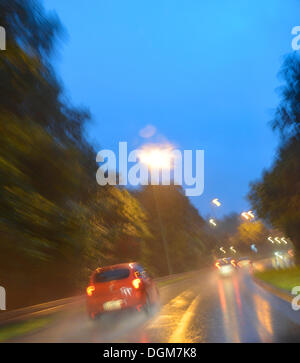 Trunkenheit am Steuer, sehbehindert durch Alkohol oder Drogen, Gefahr, schlechte Sicht bei Regen und Nacht, München, Bayern, Deutschland Stockfoto