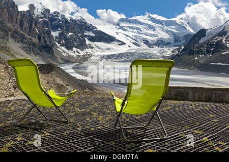 Zwei freie Stühle mit einer fantastischen Aussicht auf den Gletscher de Corbassière und dem Grand Combin-massiv von der Cabane de Panossière Stockfoto