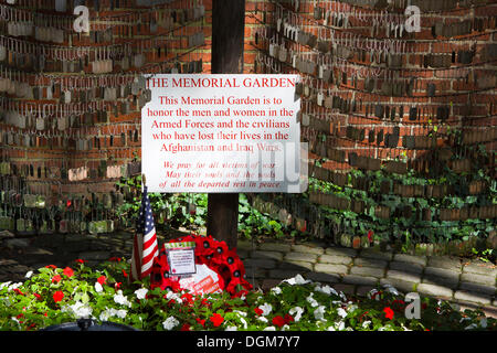 Die Memorial Garden, mit Hund Tags der gefallenen Soldaten in Afghanistan und im Irak, in Boston, Massachusetts, New England, USA Stockfoto