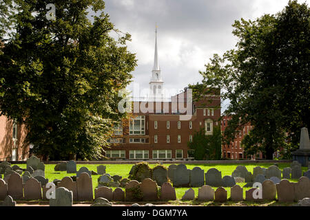 Die zweitälteste Friedhof in Boston, mit der Old North Church hinter, eine der ältesten Kirchen in Boston, Massachusetts Stockfoto