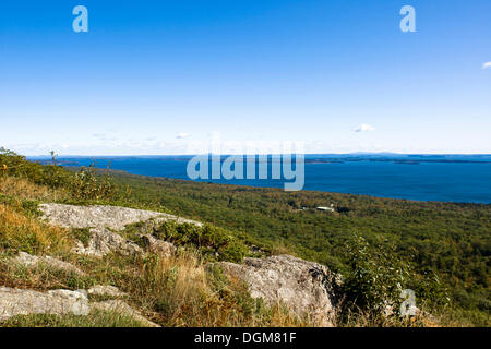 Mit Blick auf den Atlantischen Ozean von battie in Camden Hills State Park Mount, Maine, New England, USA Stockfoto