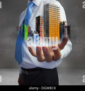 Nahaufnahme der Hand zeigt bunte holographische Stadt Stockfoto