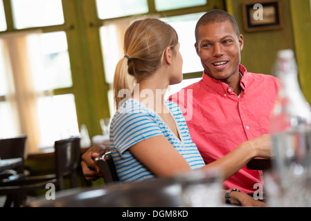 Zwei Menschen, Mann und Frau sitzen dicht beieinander sahen einander. Haben Sie eine Tasse Kaffee. Stockfoto