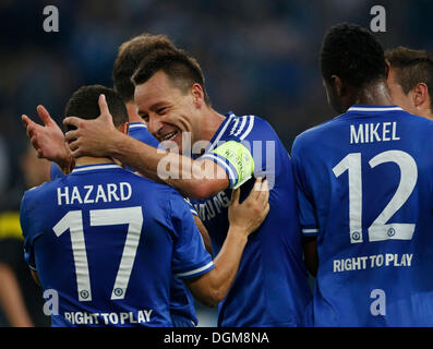 Gelsenkirchen, Deutschland, UEFA Championsleague, 3. Spieltag, Spieltag 3, FC Schalke 04 - FC Chelsea 0-3 in der Veltins-Arena Auf Schalke in Gelsenkirchen bin 22.10. 2013 John TERRY (CFC) - Mitte. - Freut Sich Ÿber den Treffer Zum 3: 0 Durch Eden HAZARD (CFC) - Li - Foto: Norbert Schmidt Stockfoto