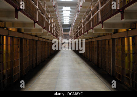 Blick in eine Zellenblock in das Gefängnis Alcatraz Island, Kalifornien, USA Stockfoto
