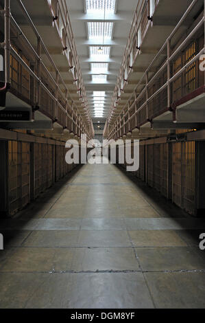 Blick in eine Zellenblock in das Gefängnis Alcatraz Island, Kalifornien, USA Stockfoto