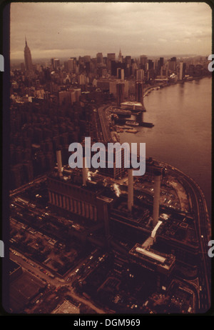 BLICK NACH NORDEN IN RICHTUNG ZUM EMPIRE STATE BUILDING VON DER 14TH STREET IN LOWER MANHATTAN. EAST RIVER RECHTS 548421 Stockfoto