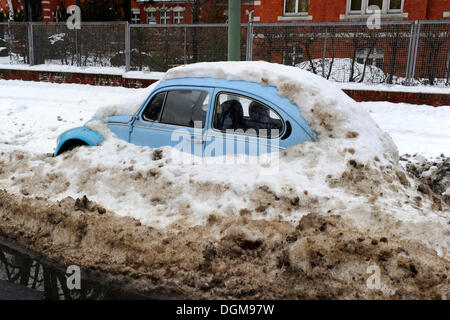 VW Käfer, völlig eingeschneit Stockfoto