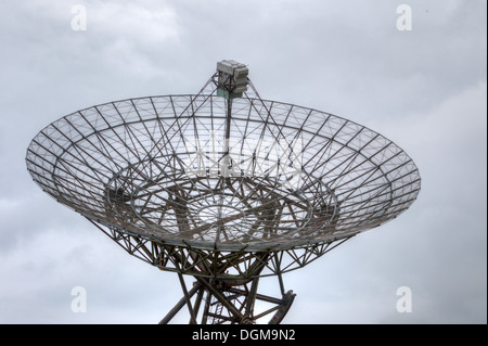 Satellitenschüssel auf dem Gelände des ehemaligen KZ Westerbork, Niederlande Stockfoto