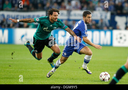 Gelsenkirchen, Deutschland. 22. Oktober 2013. Der Londoner Eden Hazard (R) gegen Schalke Jermaine Jones während des Spiels zwischen FC Schalke 04 gegen Chelsea London in der Championsleague Saison 2013/2014. © Dpa picture-Alliance/Alamy Live News Stockfoto