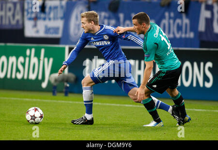 Gelsenkirchen, Deutschland. 22. Oktober 2013. Londons Andre Schuerrle (L) gegen Schalke Christian Clemens während des Spiels zwischen FC Schalke 04 gegen Chelsea London in der Championsleague Saison 2013/2014. © Dpa picture-Alliance/Alamy Live News Stockfoto