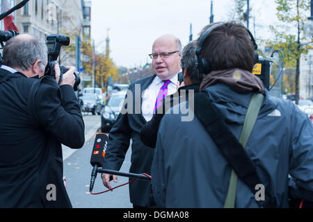 Berlin, Deutschland. 23. Oktober 2013. Abschlusstreffen zwischen der CDU / CSU und SPD zu entscheiden, die Koalition zwischen den beiden Parteien für die Steuerung von Deutschland für die nächsten vier Jahre. Bildnachweis: Gonçalo Silva/Alamy Live-Nachrichten Stockfoto