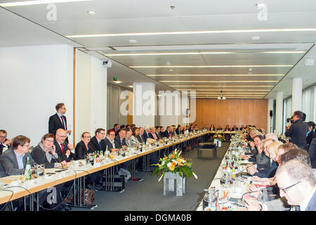 Berlin, Deutschland. 23. Oktober 2013. Abschlusstreffen zwischen der CDU / CSU und SPD zu entscheiden, die Koalition zwischen den beiden Parteien für die Steuerung von Deutschland für die nächsten vier Jahre. Bildnachweis: Gonçalo Silva/Alamy Live-Nachrichten Stockfoto