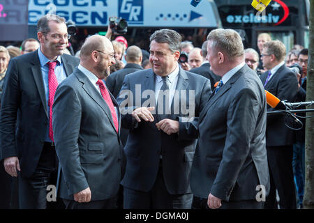 Berlin, Deutschland. 23. Oktober 2013. Abschlusstreffen zwischen der CDU / CSU und SPD zu entscheiden, die Koalition zwischen den beiden Parteien für die Steuerung von Deutschland für die nächsten vier Jahre. Bildnachweis: Gonçalo Silva/Alamy Live-Nachrichten Stockfoto