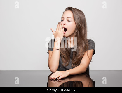 Porträt einer niedlichen gestikulieren junge Brünette Frau. Stockfoto