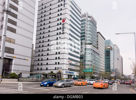 Typische Straße mit modernen Hochhäusern in Gangnam District in Seoul, Korea Stockfoto