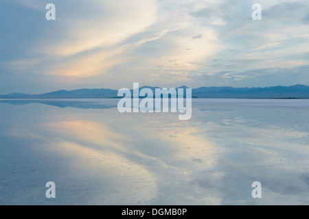 Flaches Wasser über die Oberfläche auf den Bonneville Salt Flats in der Nähe von Wendover, in der Dämmerung. Stockfoto