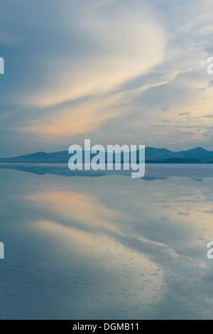 Flaches Wasser über die Oberfläche auf den Bonneville Salt Flats in der Nähe von Wendover, in der Dämmerung. Stockfoto