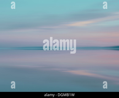 Flaches Wasser über die Oberfläche auf den Bonneville Salt Flats in der Abenddämmerung. Stockfoto