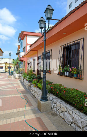 Bunte Häuser im Stadtteil Las Penas auf Cerro Santa Ana, Guayaquil, Ecuador, Südamerika Stockfoto