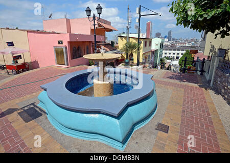 Brunnen und bunte Häuser im Stadtteil Las Penas auf Cerro Santa Ana, Guayaquil, Ecuador, Südamerika Stockfoto