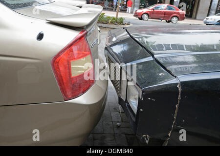 Das Auto geparkt, Stoßstange an Stoßstange, üblichen Parken in der alten Stadt von Guayaquil, Ecuador, Südamerika Stockfoto