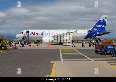 Touristen, die immer aus einem Flugzeug der Airlines AeroGal auf Baltra Flughafen Insel, Galapagos, Ecuador, Südamerika Stockfoto