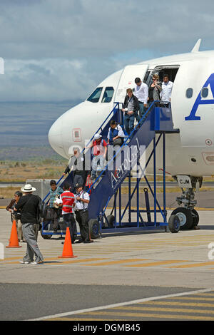 Touristen, die immer aus einem Flugzeug der Airlines AeroGal auf Baltra Flughafen Insel, Galapagos, Ecuador, Südamerika Stockfoto