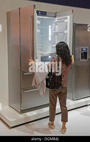 Besucher betrachten interessiert einen neuen Kühlschrank auf die Internationale Funkausstellung, IFA, 2012, Berlin Stockfoto